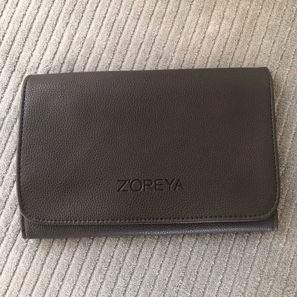 3/$20 Zoreya Brush Case - Picture 2 of 3